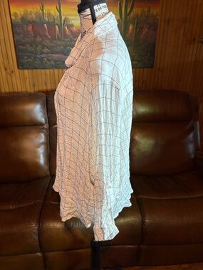 White Grid-Pattern Lightweight Button-Up Shirt